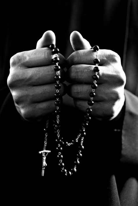 Rosary Photography, Praying The Rosary, Holy Rosary, Have Faith In Yourself, Praying Hands, Catholic Quotes, Spiritual Warfare, Rosary Beads, Jesus Is Lord