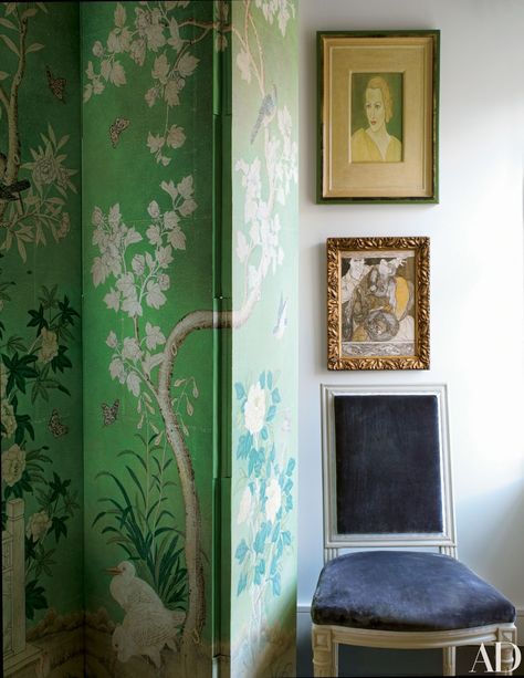 Fashion Trendsetter Daphne Guinness’s Eclectic New York City Apartment | Architectural Digest Gracie Wallpaper, Green Chinoiserie, Daphne Guinness, New York City Apartment, Chinoiserie Wallpaper, Chinoiserie Chic, Traditional Bedroom, New York Apartment, Vintage Modern