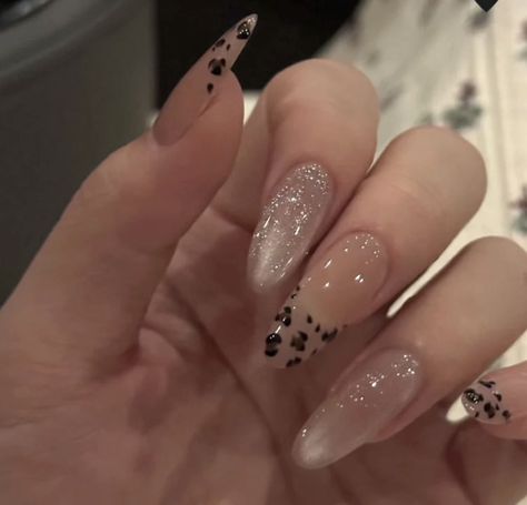 Douyin New Year Nails, Korean Nails Aesthetic, Black Douyin Nails, Simple Korean Nails, Jirai Kei Nails, Ulzzang Nails, Bday Nails Ideas, Japanese Style Nails, Aespa Nails