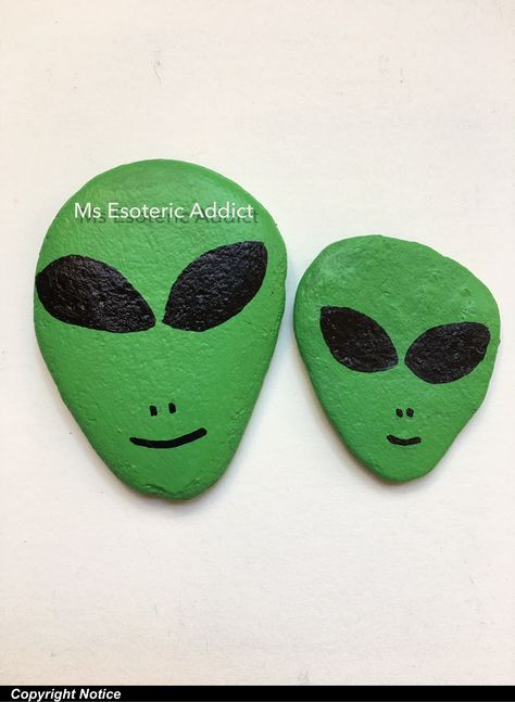 Cho Ku Rei Symbols, Alien Hand, Cho Ku Rei, Diy Rock Art, Green Alien, Rock Painting Ideas, Gouache Paint, Stone Art Painting, Happy Stones