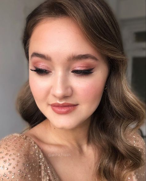 Vancouver Hair & Makeup Artist on Instagram: “Universally flattering rose-toned makeup look💞 Rose and peach tones are my absolute go-to!⁠ ⁠ We also did a soft Hollywood wave. Hope you…” Peachy Bronze Wedding Makeup, Mekap Mata, Bronze Wedding, Peach Tones, Rose Makeup, Look Rose, Hollywood Waves, Soft Makeup, Golden Rose