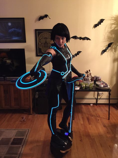 Sci Fi Movie Costumes, Tron Halloween Costume, Tron Legacy Cosplay, Tron Makeup, Tron Legacy Costume, Tron Outfit, Tron Suit, Tron Cosplay, Mascot Reference