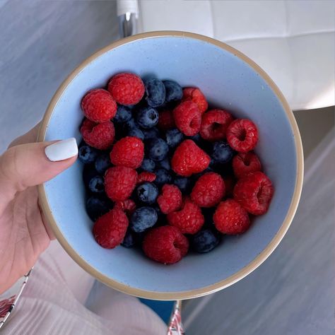 Blueberry Bowl, Blueberries And Raspberries, Inktober 2024, Winter Arc, Food L, Picnic Food, Food Inspo, Drawing Inspo, Yummy Foods