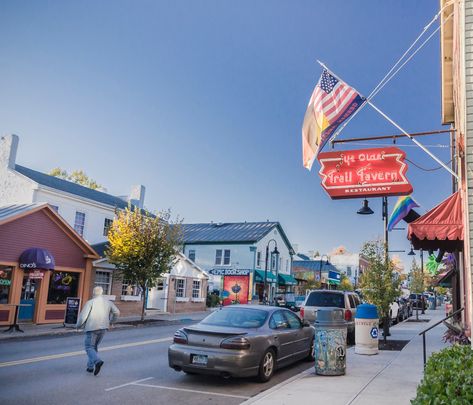 Ohio Weekend Getaways, Weekend Getaways In The South, Bookstore Owner, Yellow Springs Ohio, Winter Weekend Getaway, Weekend Getaways For Couples, Unique Murals, Building A Treehouse, Indie Bookstore