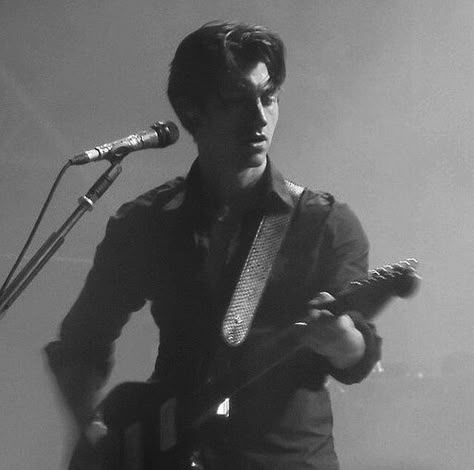 Alex Turner Guitar, Alex Turner Icon, Alex Turner Cute, Alex Arctic Monkeys, Timmy Turner, Alex Pics, The Last Shadow Puppets, Last Shadow, Monkey 3