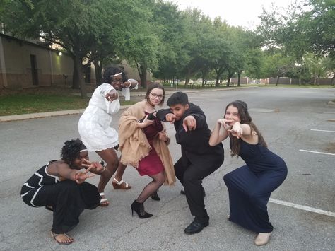 Funny Couple Poses For Prom, Funny Formal Pictures, Prom Funny Pictures, Prom Picture Poses Funny, Prom Group Poses Funny, Hoco Group Pictures Funny, Prom Photos With Friends Group Poses, Funny Prom Pictures With Friends, Goofy Prom Pictures