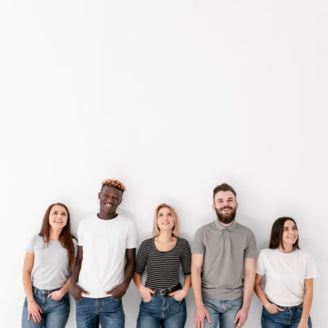 Copy-space group of friends standing next to wall Photo | Free Download Group Photos Business, Team Group Photo, Photo Group Ideas, Cool Group Photos, Photoshoot Group Ideas, Group Of 5 Poses, Team Photo Ideas Business, Business Group Photos, Group Of Four Friends