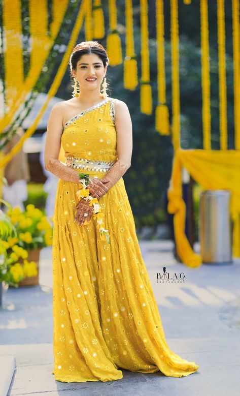 Simple Haldi Look For Bride, Haldi Look For Bride, Haldi Dress Ideas, Haldi Look, Bride Haldi, Ceremony Pictures, Haldi Ceremony Outfit, Haldi Dress, Haldi Outfits