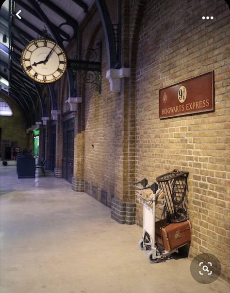 Harry Potter Train, Harry Potter Hogwarts Express, Warner Bros Studio Tour London, Warner Bros Studio Tour, Train Station Architecture, Warner Bros Studio, Warner Bros Studios, Harry Potter Halloween, Harry Potter Films