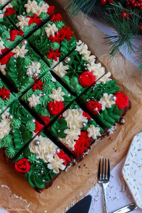 Christmas Traybake Cake! - Jane's Patisserie Dessert Platter Ideas, Xmas Cake Designs, Valentine Baking Recipes, Christmas Mini Cakes, Jane Patisserie, Christmas Dessert Tray, Traybake Cake, Christmas Afternoon Tea, Christmas Desserts Party