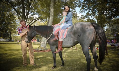 Rory made Joey's wish of owning a horse come true on her 40th birthday. Rory wrote, "I’m not sure it makes any more sense today… but I think sometimes that life doesn’t have to make sense. And it might not seem like the best timing, but it is. Because the best time to love someone and make their dreams come true is today." | Photo: ThisLifeILive.com Joey And Roey, Joey And Rory Feek, Joey Feek, Rory Feek, American Quarter Horse, Shocking News, Country Music Stars, Country Music Singers, Country Artists