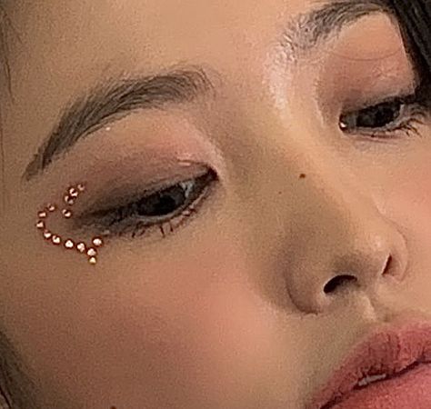 Valentine's Makeup Ideas, Face Rhinestone Ideas, Eye Gem Makeup, Makeup Ideas Concert, Makeup Concert Ideas, Make Up With Rhinestones, Eye Makeup Concert, Eye Makeup Gems, Makeup Ideas With Gems