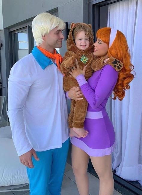 Unique Family Costumes Halloween, Family Costumes Scooby Doo, Scooby Family Halloween Costumes, Halloween Family Custom Ideas, Family Halloween Costumes For 3 And Dog, Scooby Family Costume, Baby Scooby Doo Costume, Scooby Doo Family Costumes Halloween, Costume Ideas For Family Of 3 Halloween