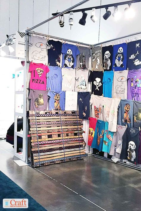 9 photos of craft show displays that make effective use of good lighting. Tshirt Vendor Booth Display Ideas, Tshirt Display Ideas Retail, Art Show Display, Art Display Panels, Craft Fair Booth, Vendor Booth Display, T-shirt Display, Display Lighting, Vendor Displays