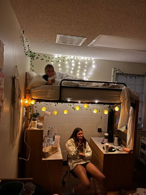 Dorm Room Ideas 3 People, High School Dorm Room Ideas, Dorm Sleepover, Aesthetic Dorm Room Ideas Two People, Bunked Bed Dorm Room Ideas, Dorm Room 2 People, Dorm Room Shared, Dark Dorm Room Ideas, Dorm Room Ideas Triple