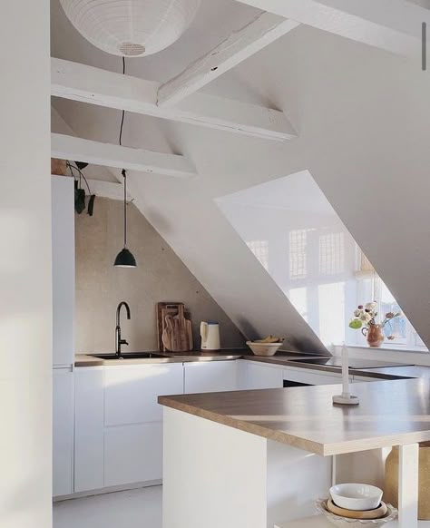 Attic Small Kitchen, Attic Kitchen Ideas Modern, Attic Apartment Ideas Slanted Ceiling Kitchen, Mansarda Kitchen Ideas, Kitchen Mansarda, Mansard Roof Interior Attic Rooms, Attic Kitchen Ideas, Attic Living Rooms, Kitchen Upstairs