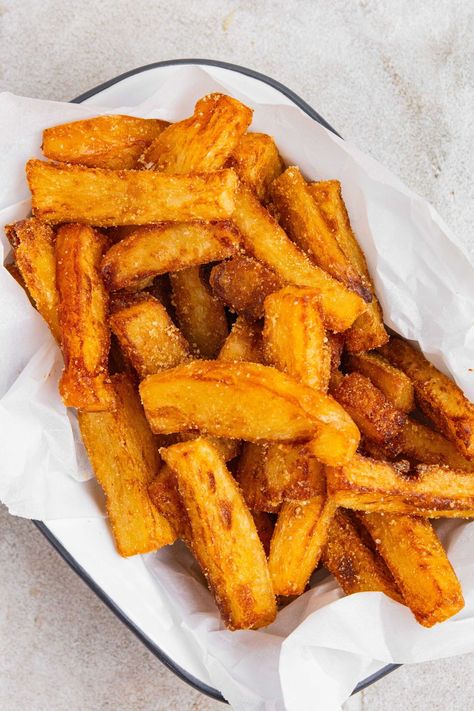 Making hot chips can be a bit of a labour of love. You need the right potatoes, you need to freeze them for them to hold their shape, and you need your oil on the right temperature. It is only these things that will make your hot chips survive the heat, and also become crunchy on the outside and soft and fluffy on the inside – the perfect combination. Triple cook these babies and add chicken salt and you will have the best hot chippies ever! Quick Easy Sides, Chips And Gravy, Chicken Chips, Hot Chips, Best Sides, Chicken Salt, Chicken And Chips, Side Salad Recipes, Hot Chip