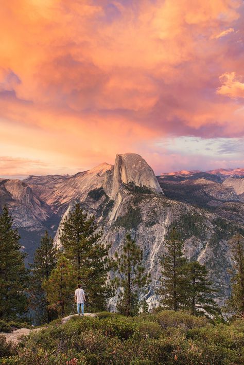 This strenuous hike is not for the faint of heart--rivaled as one of the most scenic of the trails within the park, the trek to Glacier Point can challenge even the most avid hikers. Yosemite Wallpaper, Mountain Wallpaper, California National Parks, Yosemite Valley, Winter Wallpaper, Green Mountain, Yosemite National, Nature Images, Yosemite National Park