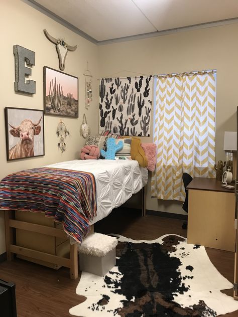 Dorm western cactus Western Dorm Room, Rustic Kids Rooms, Western Room Ideas, Reka Bentuk Bilik Tidur, Cowgirl Bedroom, Western Bedroom Decor, Western Rooms, Western Bedroom, Cool Dorm Rooms