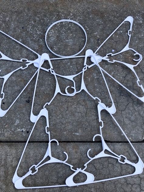 DIY Plastic Hanger Angel - The Shabby Tree Plastic Hangar Art, Plastic Coat Hanger Angels, Plastic Coat Hanger Christmas Tree, Angel Made From Plastic Hangers, Plastic Hanger Crafts Christmas, Diy Clothes Hanger Ideas, Clothes Hanger Snowflakes, Coathanger Art, Hanger Crafts Diy