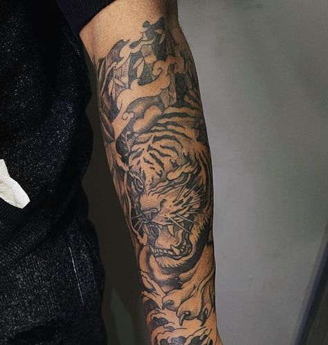 Pin: relajadaaa Japanese Arm Sleeve Tattoo For Men, Tiger Arm Tattoo Men, Chinese Arm Tattoo, Forearm Tiger Tattoo, Tiger Sleeve Tattoo, Tiger Forearm Tattoo, Underarm Tattoo, Japanese Tiger Tattoo, Simple Arm Tattoos