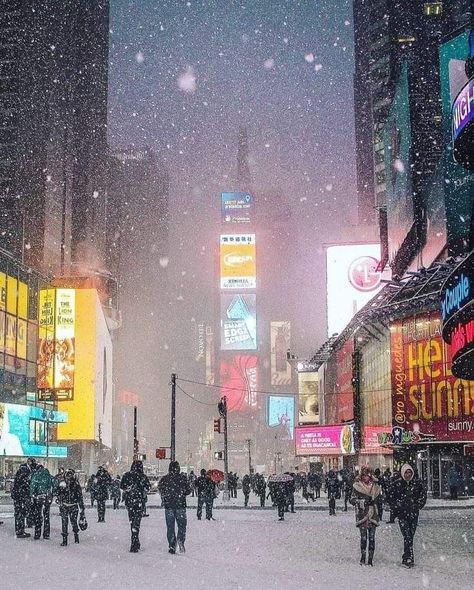 Times Square Winter, Christmas In New York City Aesthetic, New York Noel, New York Snow, Times Square New York City, Winter In New York, New York City Aesthetic, Nyc Times Square, New York Winter