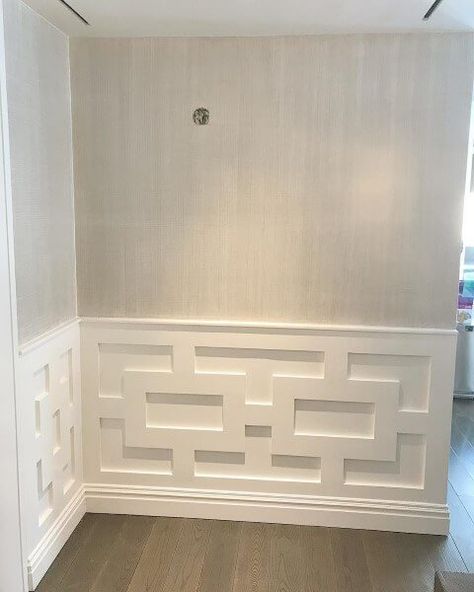 27+ Amazing Wainscoting Ideas & Designs for Your Home 2020 Colonial Wainscoting Ideas, Wainscoting Mid Century Modern, Creative Wainscoting Ideas, Unique Wall Paneling Ideas, Geometric Wainscoting Ideas, Ekena Millwork Wall Panel Ideas, Modern Wainscoting Bathroom, Panelled Walls With Wallpaper, Unique Wainscoting Ideas