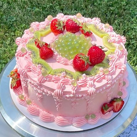 𝚑𝚘𝚞𝚜𝚎𝚏𝚕𝚢 𝚟𝚒𝚌𝚝𝚞𝚊𝚕𝚜 on Instagram: "Guava nectar sponge cake brushed with kiwi syrup, guava nectar macerated strawberries and kiwi, strawberry guava lemonade SMBC, kiwi popping boba 🍓

Trust cake!!"

#cake #cake #cake Kiwi Strawberry Cake, Strawberry And Kiwi Cake, Guava Lemonade, Kiwi Syrup, Guava Nectar, Guava Cake, Kiwi Cake, Popping Boba, Macerated Strawberries