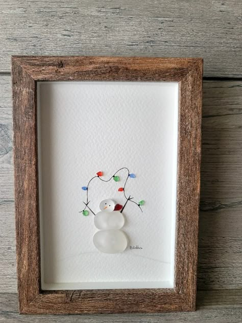 Winter Sea Glass Art, Beach Glass Christmas Crafts, Seaglass Christmas Art, Sea Glass Art Christmas, Sea Glass Snowman, Christmas Glass Art, Seaglass Art Ideas, Seaglass Cards, Pebble Art Ideas