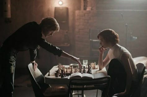 Queen's Gambit Aesthetic, Queens Gambit, The Gambit, Playing Chess, The Queen's Gambit, Thomas Sangster, I Love Cinema, Brodie Sangster, Movie Shots