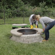 Get ready for months of outdoor entertaining around your own backyard fire pit. Build this easy DIY fire pit your whole family will enjoy for years to come. #weekendprojects #firepit #landscaping #diyfirepit #bhg Easy Diy Fire Pit, Design Per Patio, Easy Fire Pit, Backyard Fire Pit, Diy Fire Pit, Outdoor Diy Projects, Backyard Diy Projects, Have Inspiration, Backyard Fire