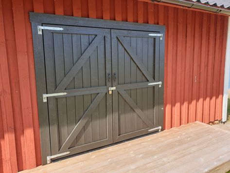 Shed Doors Designs, Diy Exterior Barn Door, Outdoor Barn Doors, Diy Barn Door Plans, Sliding Shed Door, Barn Style Garage, Faux Wood Garage Door, Exterior Barn Doors, Wooden Gates Driveway