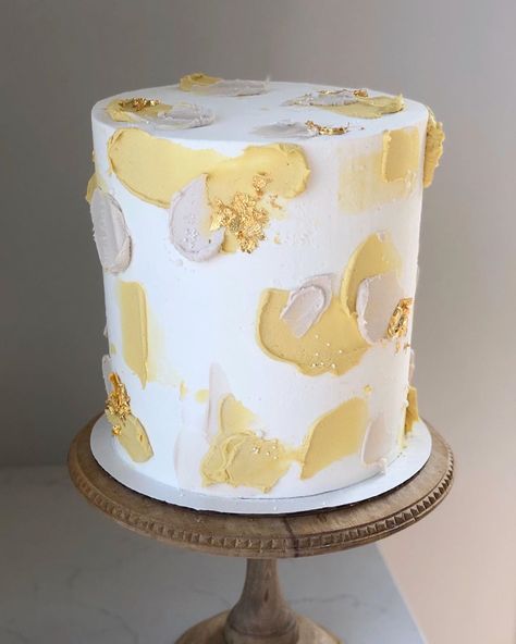 Yellow Gender Reveal Cake, Yellow Aesthetic Party Decorations, Yellow Bday Cake, Ray Of Sunshine Cake, Lizzy Cake, Sunshine Cake Ideas, Yellow Cake Decoration, Yellow Cake Designs Birthday, Pastel Yellow Cake