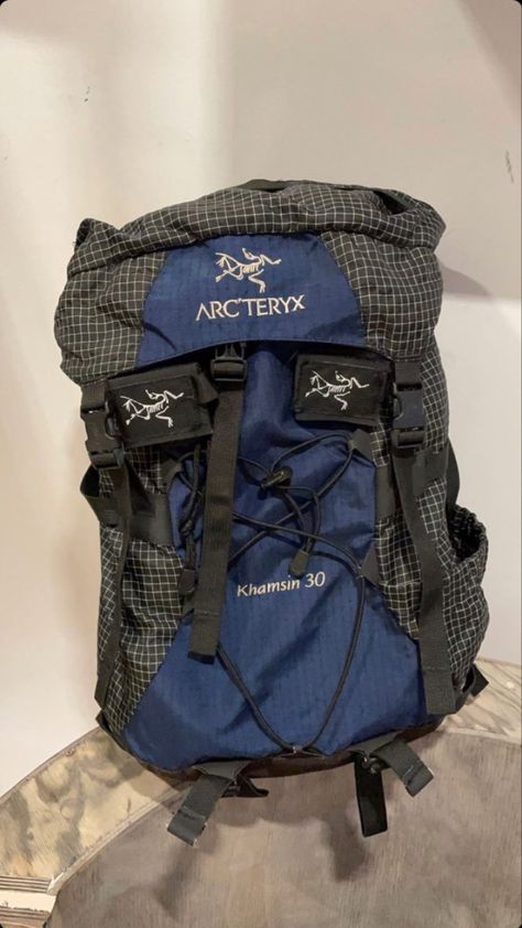 Arc’teryx Backpack, Outdoor Fits, Fire Clothes, Big Backpacks, Running Inspiration, Street Style Outfits Men, What In My Bag, Back Bag, Camping Outfits