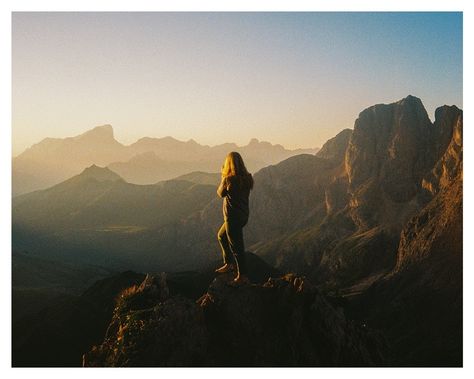 Watching light slowly illuminate the landscape and peek over mountain layers is one of life’s top feelings and experiences. Moments of awe, to breathe, to notice details and scenes from a new perspective. A painting being transformed and coming alive as you watch. Film photos from one of my favourite sunrises this year, after a brutal hike the day before being caught in a storm. Made this even more rewarding 💫 On the Olympus Mju I + Kodak Gold 200 🎞️ #avibrantlifeoutdoors #madewithkodak #... Sunrise Film Photography, Mountain Layers, Basketball Workouts Training, Olympus Mju, Kodak Gold 200, Kodak Gold, Basketball Workouts, Film Photos, A Storm