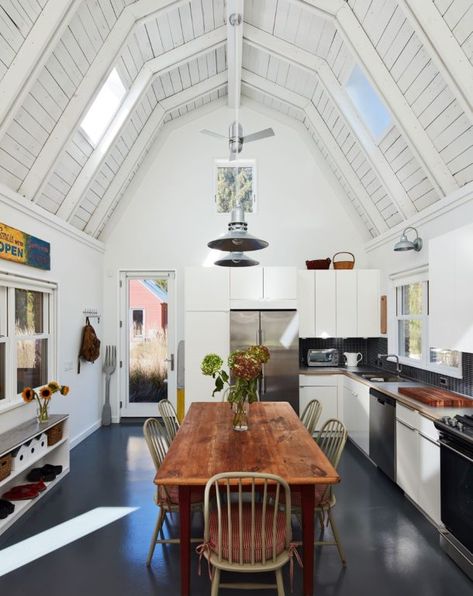 High Ceiling Kitchen, Rustic Farm Table, Ceiling Kitchen, Farmhouse Trends, Barn Light Electric, Barn Light, Barn Lighting, Design Del Prodotto, Farmhouse Lighting