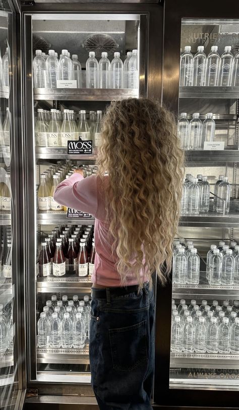 Blond Dyed Curly Hair, Blonde Woman In Her 40s, Aesthetic Curly Hair Products, Blonde Highlighted Curly Hair, Hair Growth Inspiration, Beach Crimped Hair, Tightly Curled Hair, Hair Inspo For Thick Hair, Y2k Hair Long