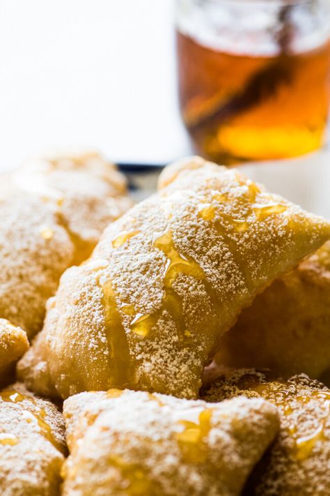 Puffy, pillowy and perfectly fried Sopapillas dusted with powdered sugar and drizzled with honey. This finger-licking dessert from New Mexico is easy to make and can be served any day of the week! Isabel Eats, Mexican Pastries, Vegetarian Recipes Dessert, Vegetarian Desserts, Mexican Dessert Recipes, Mexican Dessert, Easy Mexican, Sweet Treats Recipes, Baking Flour