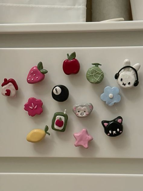 Airdry Clay Fridge Magnets Diy, Mini Air Dry Clay Ideas, Cute Clay Magnets, Little Clay Animals, Clay Magnets Diy, Air Dry Clay Magnets, Craft Ideas Easy Diy, Fridge Aesthetic, Handmade Fridge Magnets