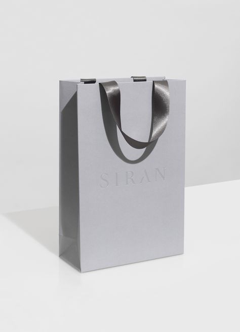 Luxury Paper Bag, Custom Mailer Boxes, Shopping Bag Design, Jewelry Packaging Design, Paper Bag Design, Luxury Packaging Design, Packaging Ideas Business, Retail Bags, Clothing Packaging