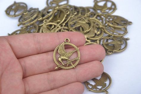 the hunger games mocking jay pins Hunger Games Mockingjay Pin, Hunger Games Jewelry, Archery Party, Mockingjay Pin, Hunger Games Party, Pin Diy, Fandom Jewelry, Mocking Jay, Ikat Bag