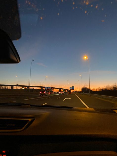 Car Esthetic Pic, Car Sunset Pictures, Car View From Inside Aesthetic, Car View From Inside, Inside Car Pics, Inside Car Pictures, Sunset From Car, Inside Car Aesthetic, Sunset Car Ride