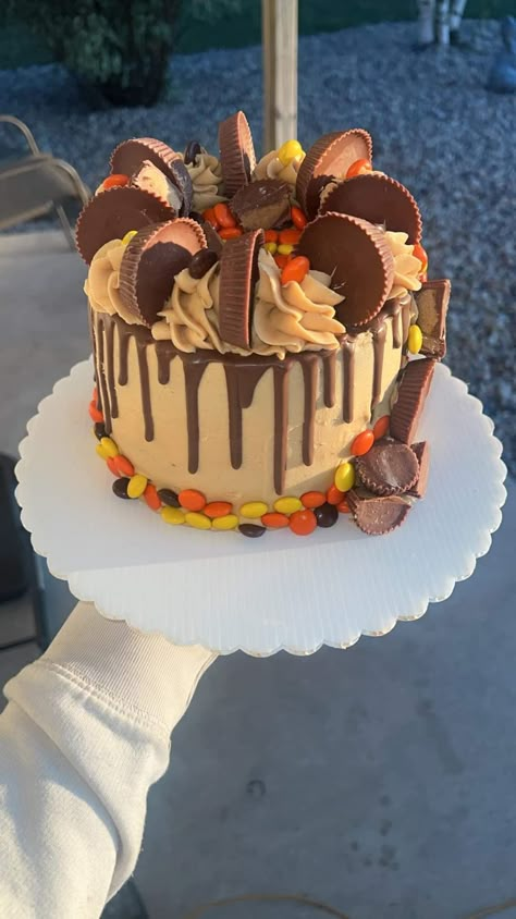 Peanut Butter Cake Design, Peanut Butter Party Theme, Peanut Butter Cake Decorating, Recees Cake, Unique Birthday Cake Ideas, Cake Candy Decoration, Thanksgiving Desserts Cake, Happy Cakes, Dessert Decor