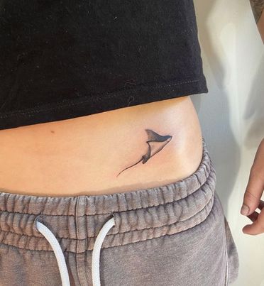 Stingray Tattoo Arm, Stingray Hip Tattoo, Small Sting Ray Tattoos, Mantra Ray Tattoo, Sting Ray Tatoos, Sealife Tattoos For Women, Small Manta Ray Tattoo, Sting Ray Tattoo Design, Tiny Stingray Tattoo