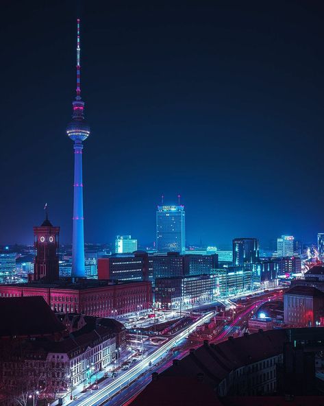 Here comes another Urban cyber vibes shot from Berlin at night with some traffic lights. | good morning sweet friends awesome | good morning quotes images Berlin Aesthetic Night, Germany Mountains, Berlin At Night, Berlin Night, Pretty Cities, Berlin Winter, Berlin Aesthetic, City Landscapes, Berlin Street