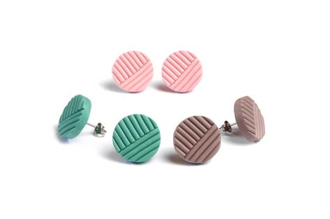 Step By Step Polymer Clay Earrings, Clay Tools Diy, Clay And Bead Earrings, Polymer Earrings Tutorial, Diy Earring Studs, How To Make Ceramic Jewelry Diy Tutorial, Clay Studs Earrings, Easy Polymer Clay Earring Ideas, Polymer Stud Earrings