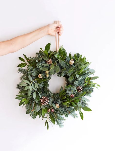 Homemade Christmas Wreaths, Christmas Gift Sack, Christmas Wreath Craft, Christmas Wreath Ideas, Christmas Patchwork, Foliage Wreath, Eco Friendly Christmas, Dried Flower Wreaths, Christmas Door Wreaths