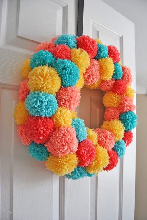 Simpul Makrame, Pom Wreath, Easy Diy Wreaths, Diy Spring Wreath, Crafts For Teens To Make, Pom Pom Wreath, Diy Pom Pom, Pom Pom Crafts, Christmas Wreaths To Make