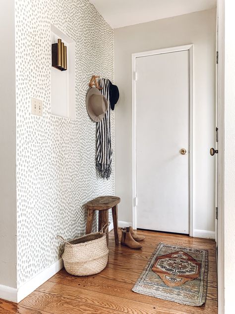 4 Ideas you can do to add character to your rental Bathroom Decor Ideas Colors, Room Makeover Inspiration, Awesome Bedrooms, Cheap Home Decor, My New Room, Traditional Wallpaper, Door Decor, Family Pictures, Round Mirror Bathroom