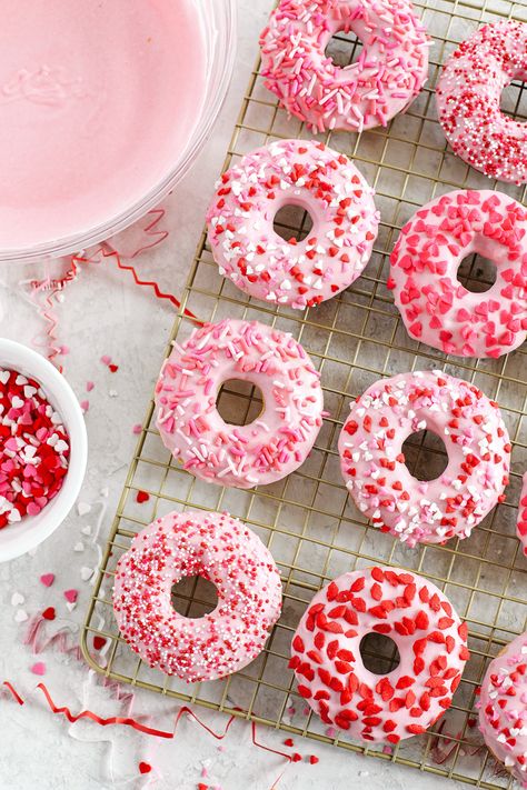 Mini Donuts Valentines Day, Donuts Ideas Decoration, Valentines Donut, Donut Decorating Ideas, Donut Calories, Gluten Free Easter, Making Donuts, Lemonade Cupcakes, Oatmeal Breakfast Bars